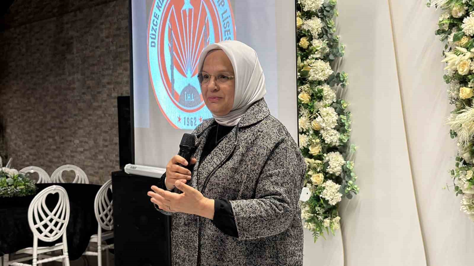kizilay genel baskani yilmaz duzcede 41 yillik egitim hayatini noktalayan hocasi icin duzenlenen veda YqaFVKhf