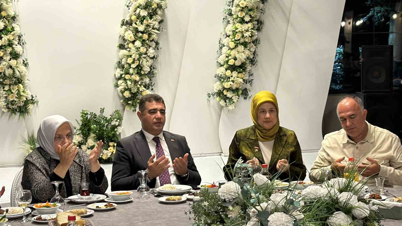 kizilay genel baskani yilmaz duzcede 41 yillik egitim hayatini noktalayan hocasi icin duzenlenen veda hjLWZA5h