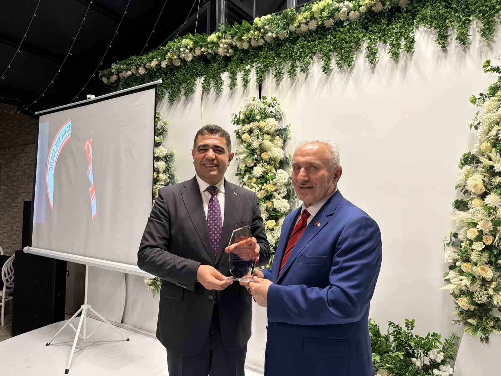 kizilay genel baskani yilmaz duzcede 41 yillik egitim hayatini noktalayan hocasi icin duzenlenen veda iJ5LefL6