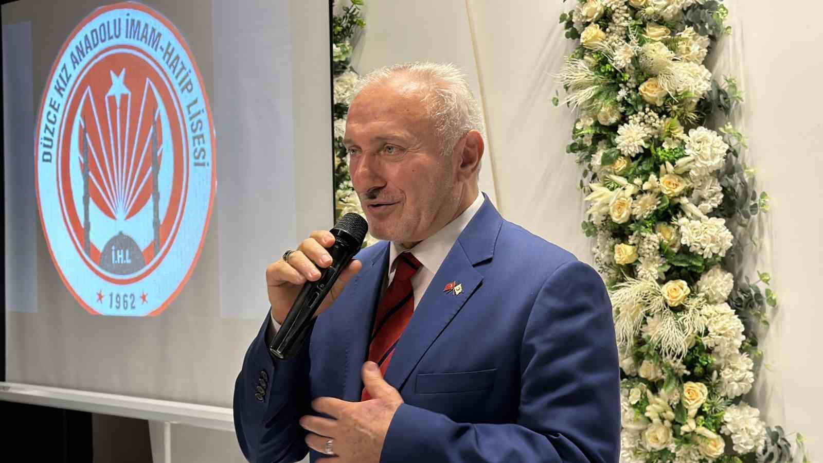 kizilay genel baskani yilmaz duzcede 41 yillik egitim hayatini noktalayan hocasi icin duzenlenen veda itQT3Qsf