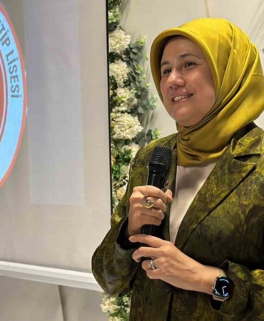 kizilay-genel-baskani-yilmaz-duzcede-41-yillik-egitim-hayatini-noktalayan-hocasi-icin-duzenlenen-veda-nZJ3yMRg.jpg