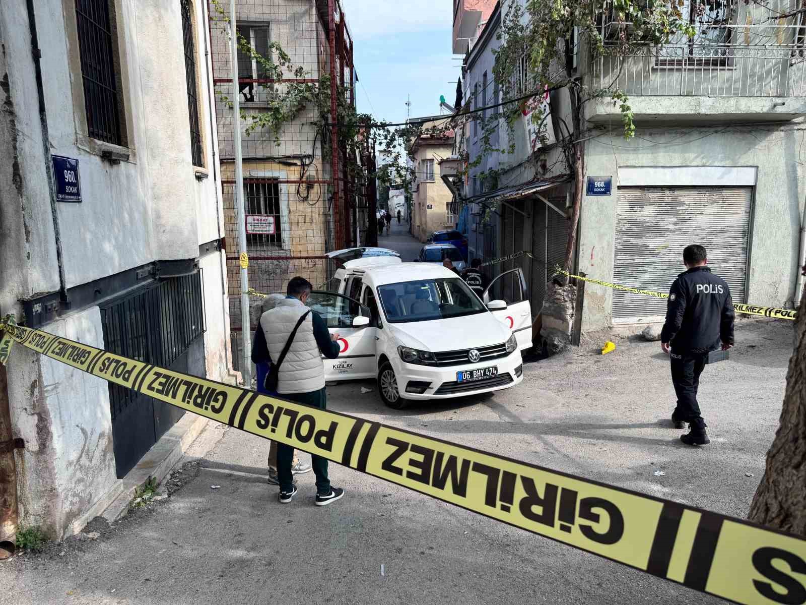 Kızılay personeli yemek dağıtırken vuruldu 5 kizilay personeli yemek dagitirken vuruldu 1 eqietTuC
