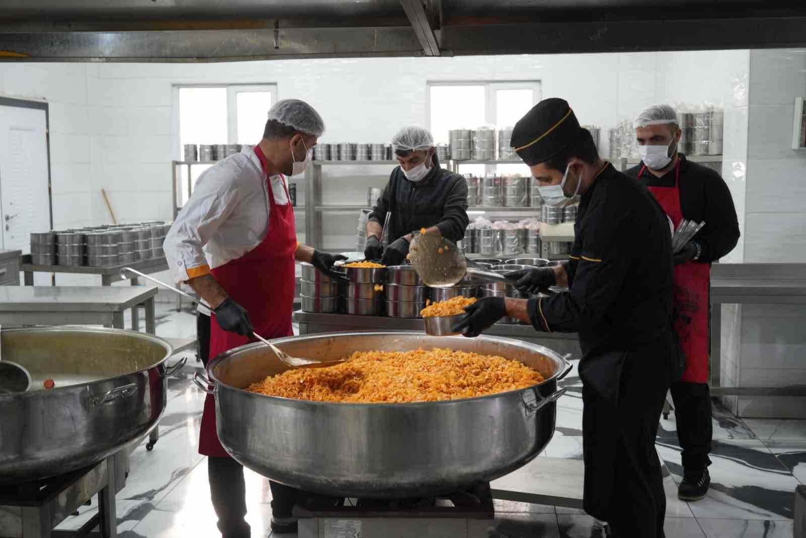 kizilaydan gunluk bin kisiye sicak yemek destegi 3 5HYp5OiE