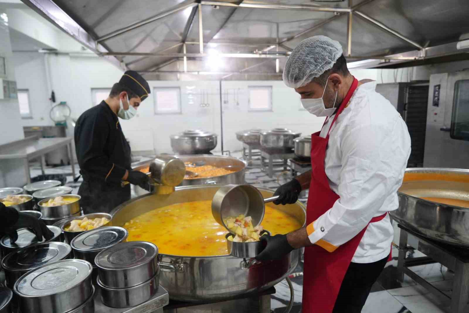 kizilaydan gunluk bin kisiye sicak yemek destegi 4 fYvlNiT5