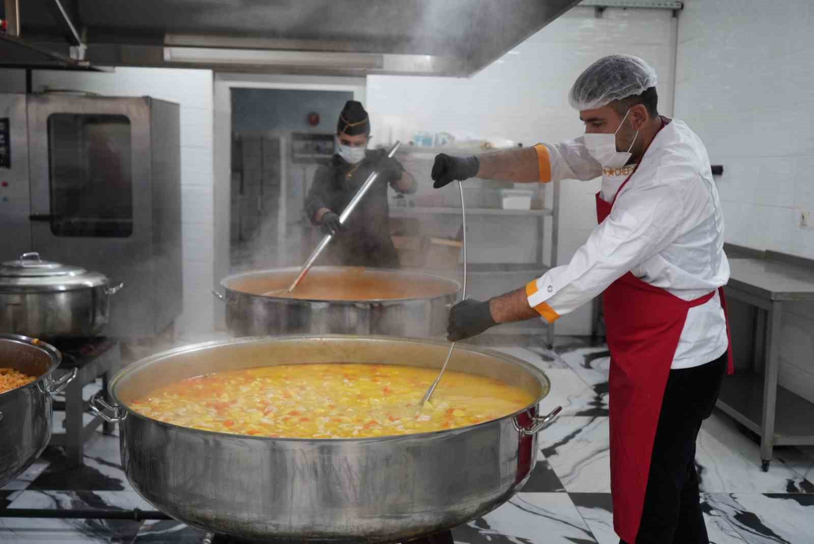 kizilaydan gunluk bin kisiye sicak yemek destegi 6 ZQdFAVm8