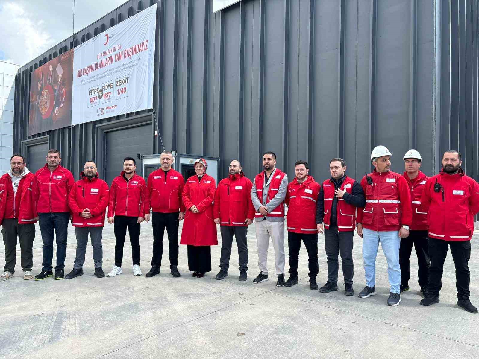kizilaydan irana 48 tonluk insani yardim 2 grws8ear