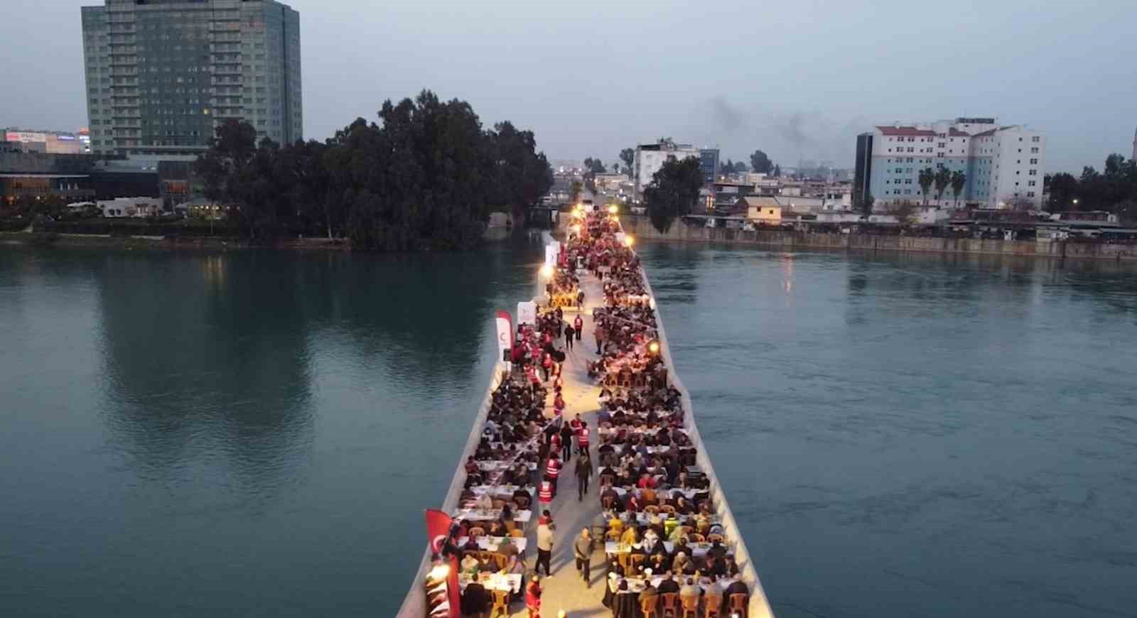 kizilayin geleneksel taskopru iftarinda binlerce kisi ayni sofrada bulustu 1 tdDhVtOW