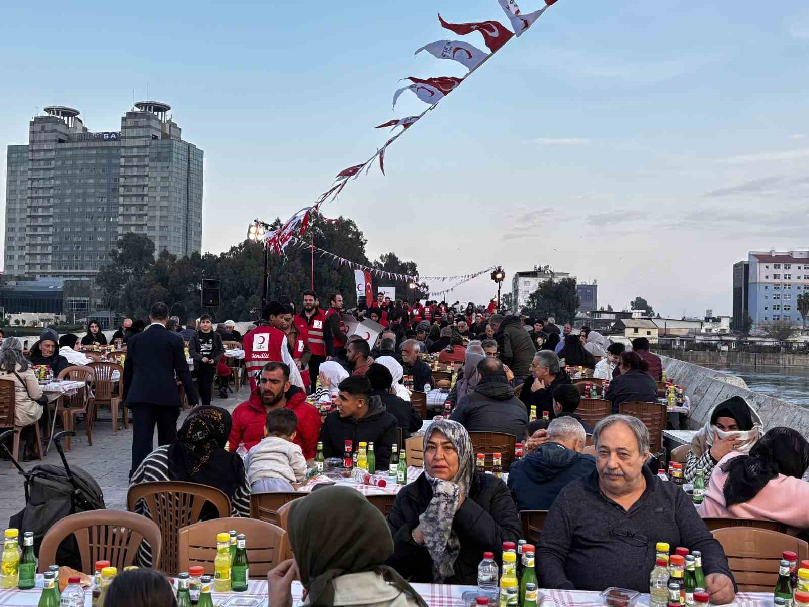 kizilayin geleneksel taskopru iftarinda binlerce kisi ayni sofrada bulustu 2 qFnCGtTu