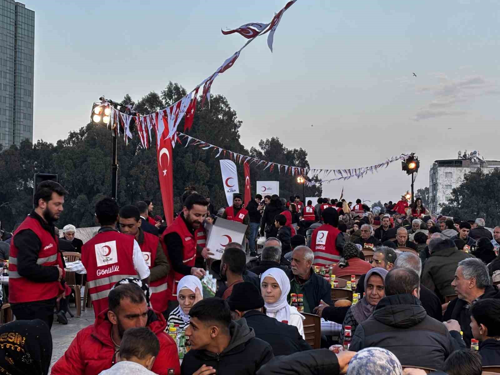 kizilayin geleneksel taskopru iftarinda binlerce kisi ayni sofrada bulustu 3 PHCij6dC