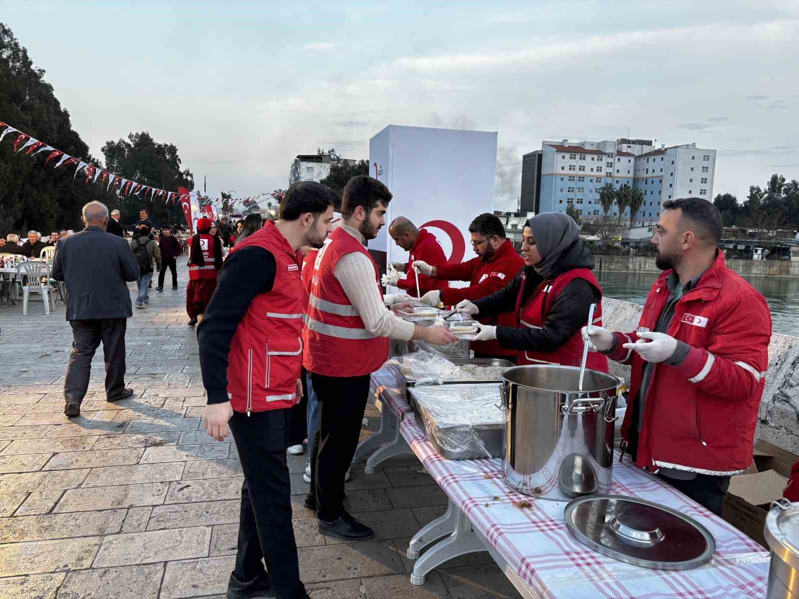 kizilayin geleneksel taskopru iftarinda binlerce kisi ayni sofrada bulustu 4 IKPwfiiu