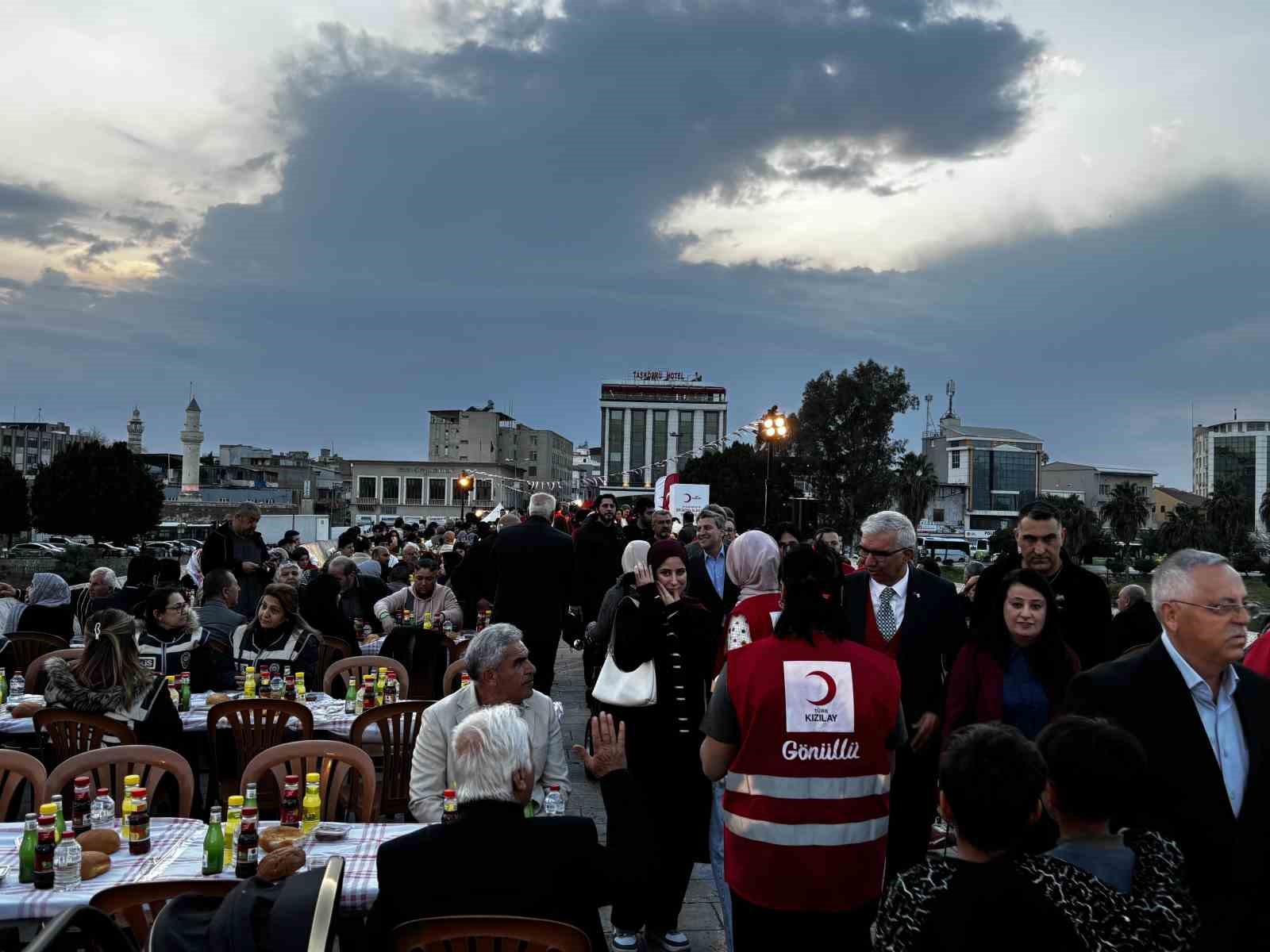 kizilayin geleneksel taskopru iftarinda binlerce kisi ayni sofrada bulustu 6 vZf1TFiq