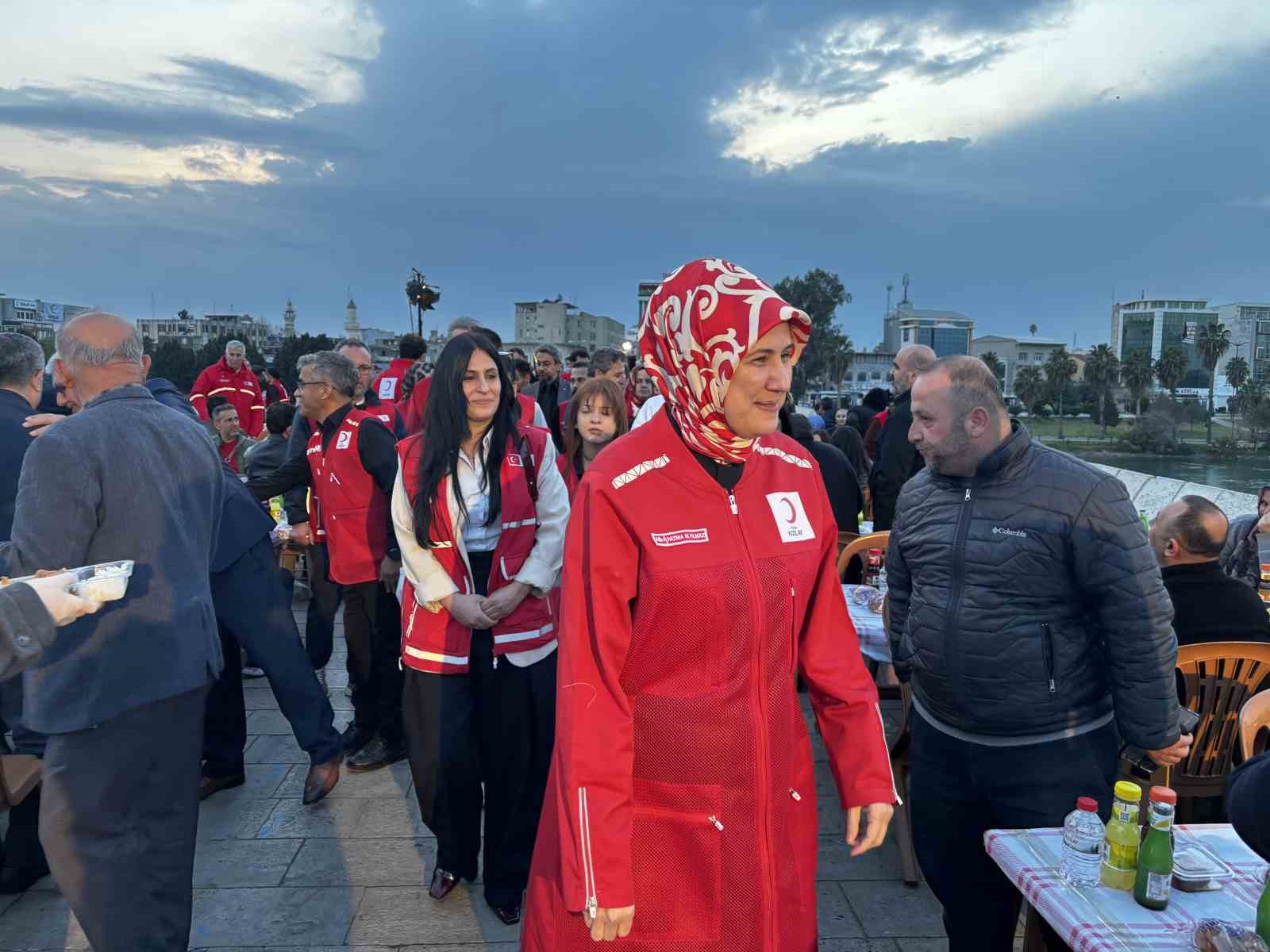 kizilayin geleneksel taskopru iftarinda binlerce kisi ayni sofrada bulustu 7 U9crs6jl