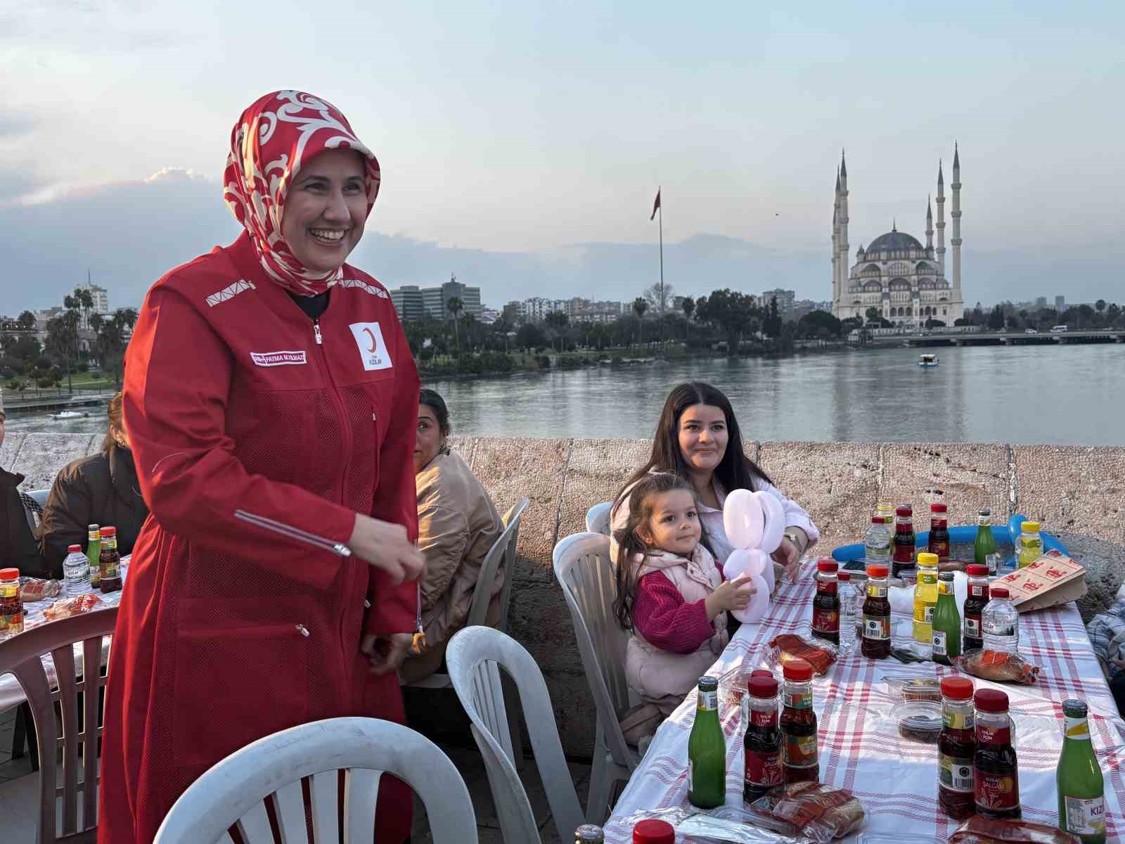 kizilayin geleneksel taskopru iftarinda binlerce kisi ayni sofrada bulustu 8 2Sv9liMk