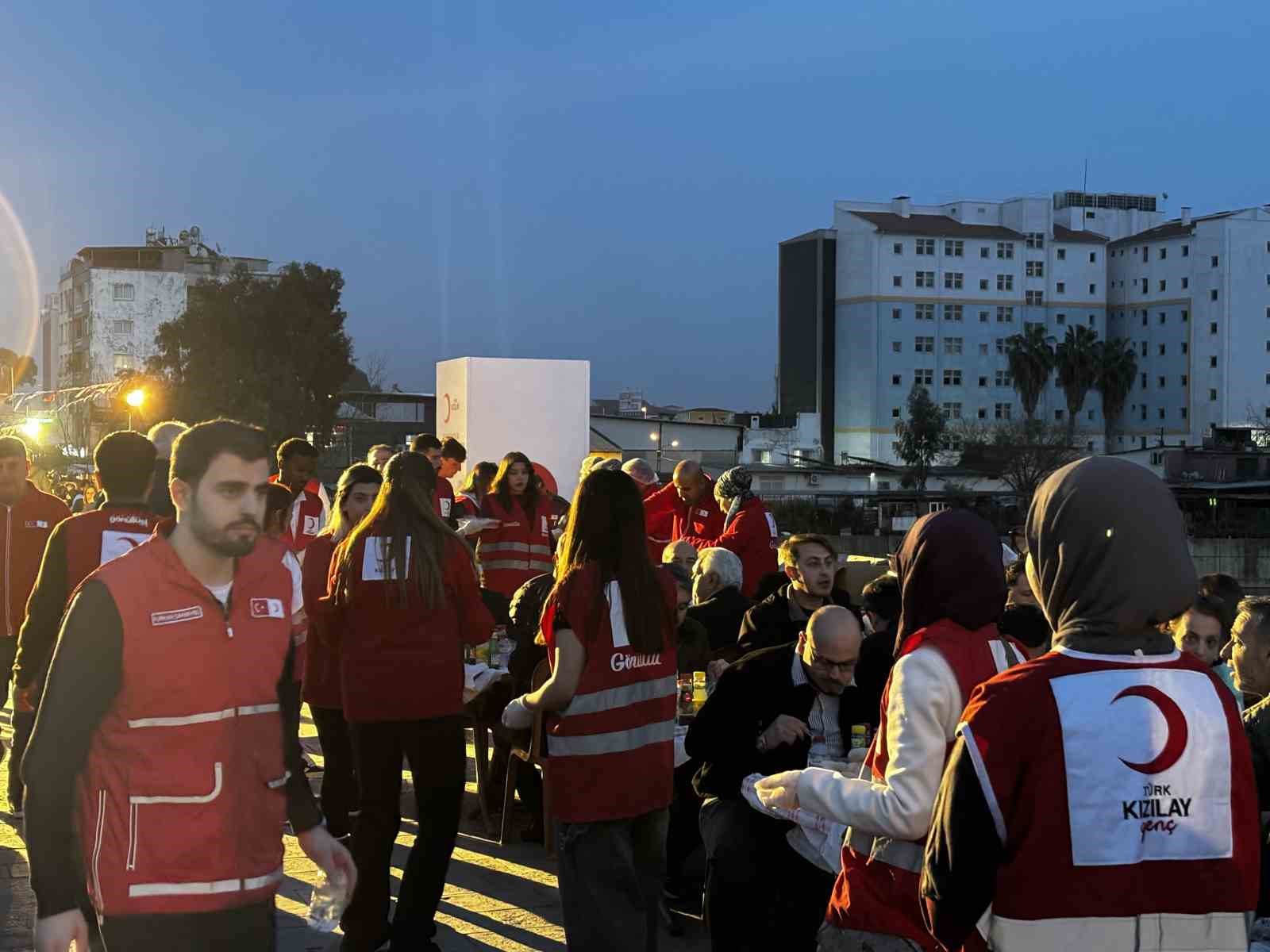kizilayin geleneksel taskopru iftarinda binlerce kisi ayni sofrada bulustu 9 4rujbNEC