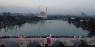 kizilayin-geleneksel-taskopru-iftarinda-binlerce-kisi-ayni-sofrada-bulustu-98TAq5wD.jpg