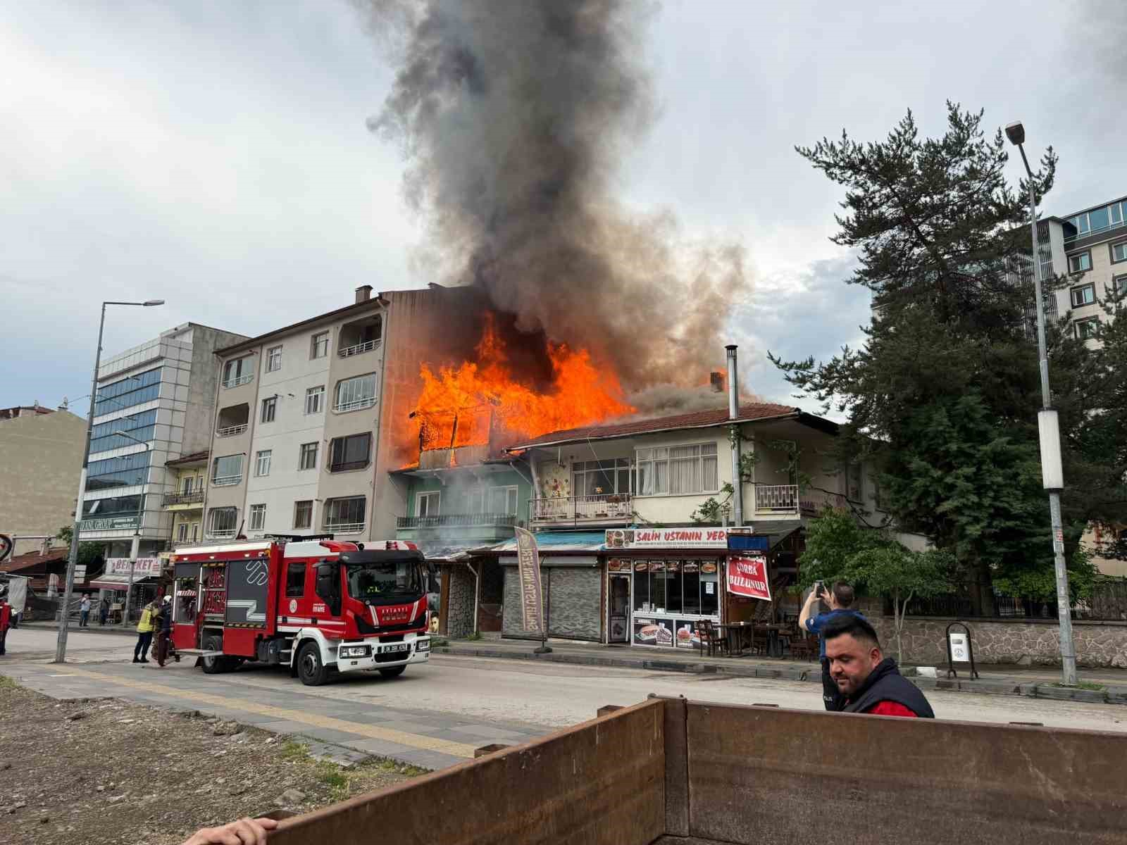 Kızılcahamam’da iki katlı binanın çatısı yandı 4 kizilcahamamda iki katli binanin catisi yandi 0 WguFXHcL