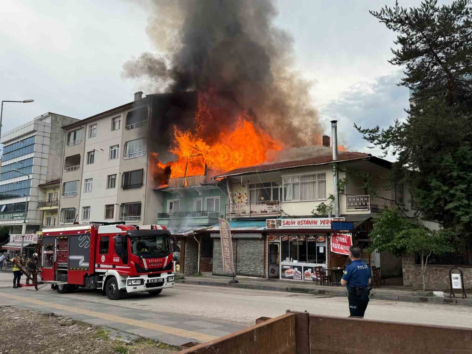 Kızılcahamam’da iki katlı binanın çatısı yandı 6 kizilcahamamda iki katli binanin catisi yandi 2 vOiU56k6
