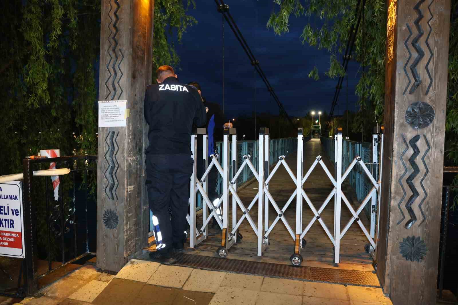 Kızılırmak coştu, sallanan köprü yaya geçişlerine kapatıldı 4 kizilirmak costu sallanan kopru yaya gecislerine kapatildi 0 i8UD8hJz