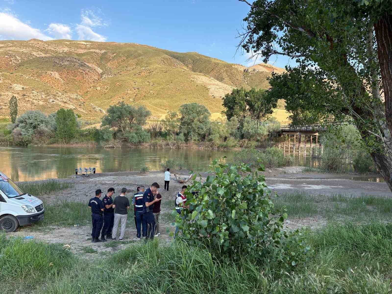 Kızılırmak Nehri’nde çırpınan çocuğunu kurtarmak için suya giren baba kayboldu 6 kizilirmak nehrinde cirpinan cocugunu kurtarmak icin suya giren baba kayboldu 2 k1pUi9pl