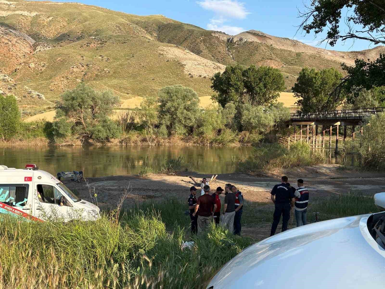 Kızılırmak Nehri’nde çırpınan çocuğunu kurtarmak için suya giren baba kayboldu 7 kizilirmak nehrinde cirpinan cocugunu kurtarmak icin suya giren baba kayboldu 3 pDywXmqE