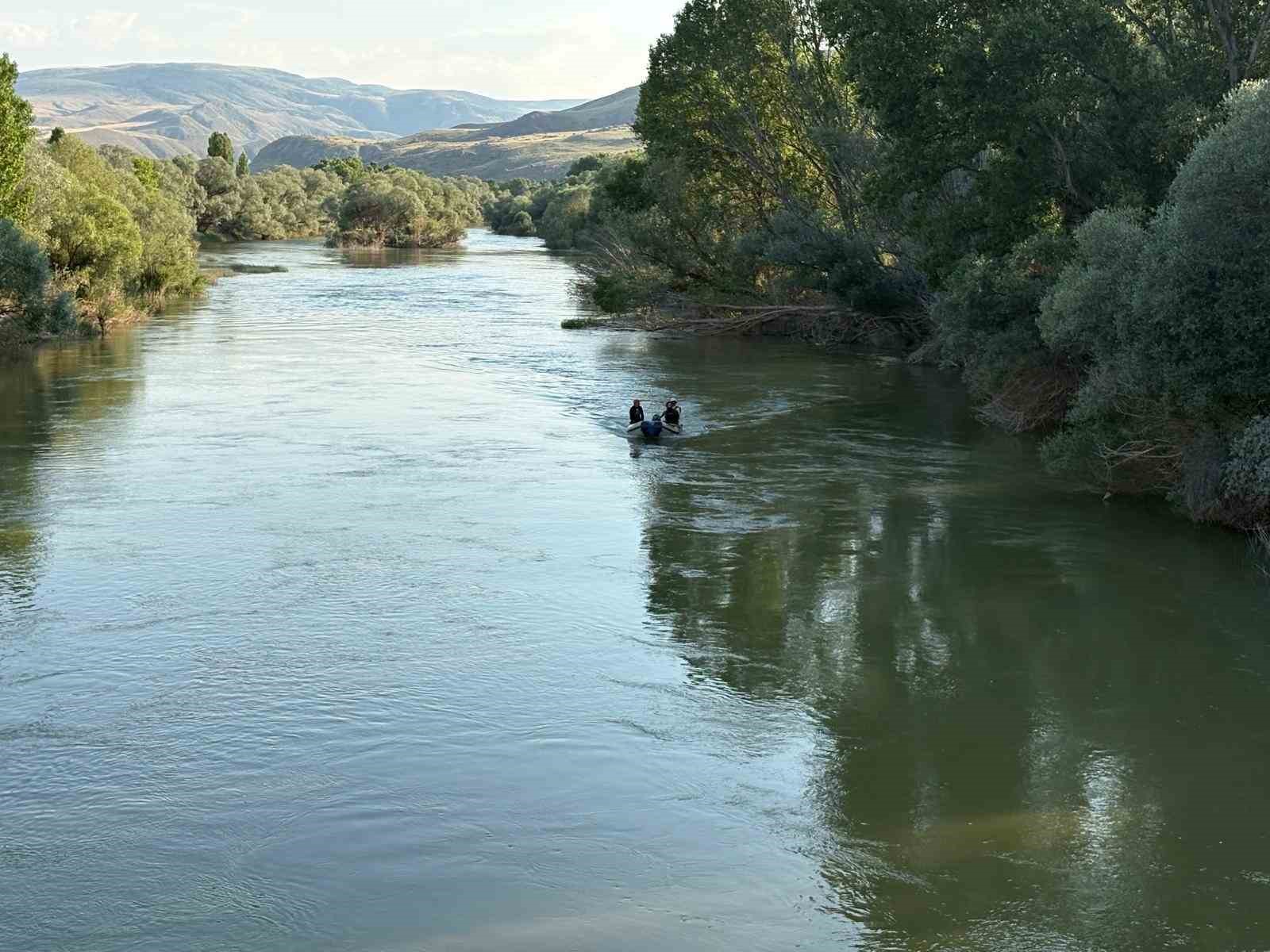 Kızılırmak Nehri’nde çırpınan çocuğunu kurtarmak için suya giren baba kayboldu 8 kizilirmak nehrinde cirpinan cocugunu kurtarmak icin suya giren baba kayboldu 4