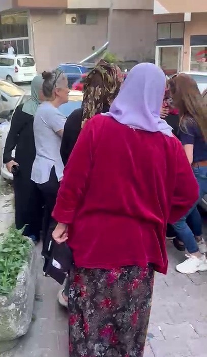 kizini vuran damadini olduren kayinvalideyi komsulari alkislarla karsiladi 0 BFlk8Q1X