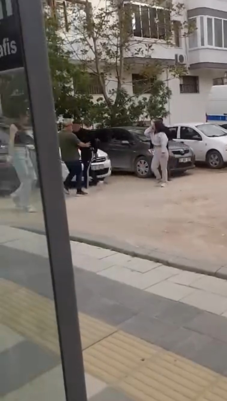 kizlarin kavgasini ayiran vatandaslara bicakla saldirdi 0 fkm3e7Hh