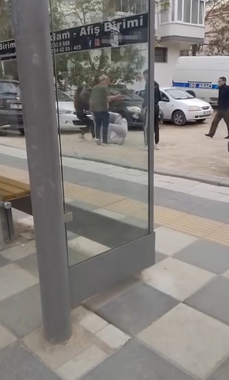 kizlarin kavgasini ayiran vatandaslara bicakla saldirdi 1