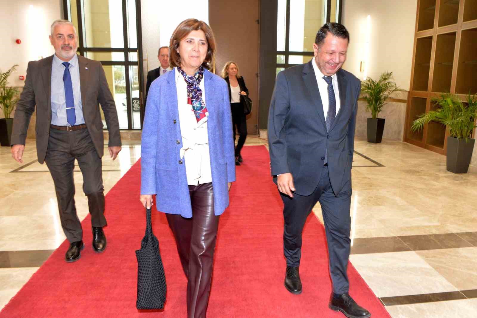 kktc cumhurbaskani tufan erhurman holguin ile gorustu 2 7fO2RwZY