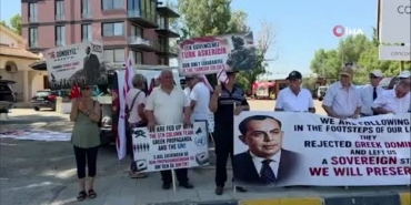 kktcde-bm-protestosu-adada-barisi-turk-askeri-saglamaktadir-TYR7CMD3.jpg