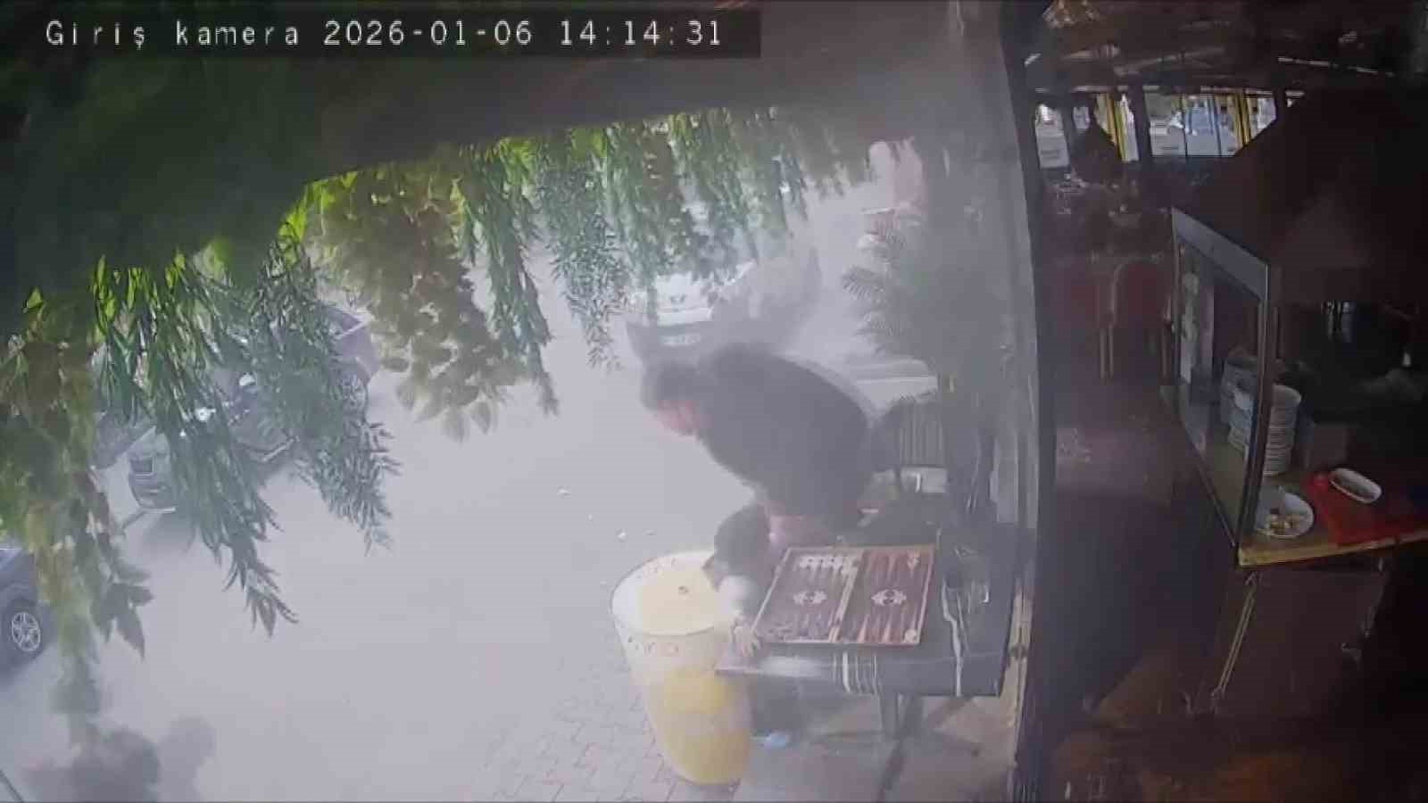 klima borusu bomba gibi patladi musteriler sokaga kacti 1 jeR4MURW
