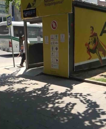 klimali-duraklar-devre-disi-birakildi-vatandas-golgeye-sigindi-lG5Sz4VR.jpg