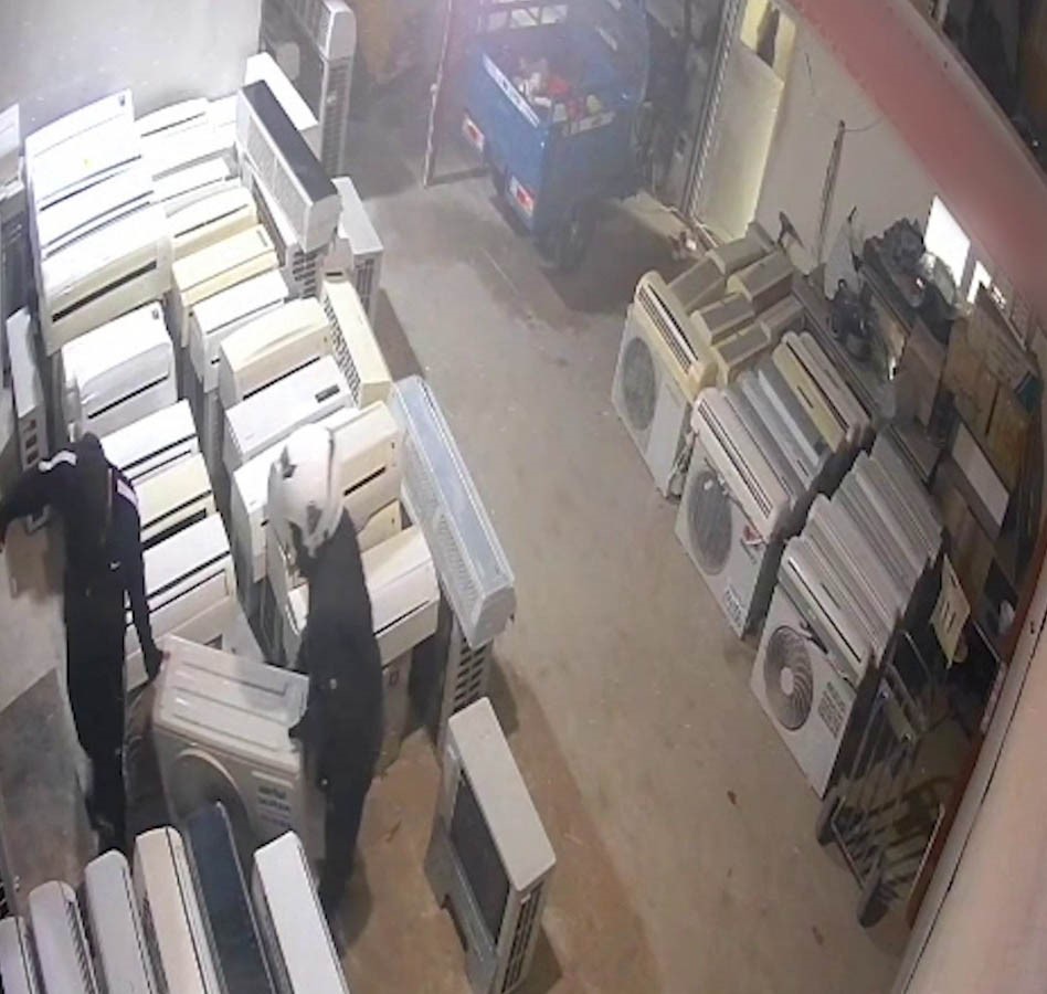 Klimayı çalarken önce kameraya, sonra polise yakalandılar 4 klimayi calarken once kameraya sonra polise yakalandilar 0 WKXIkZ3y