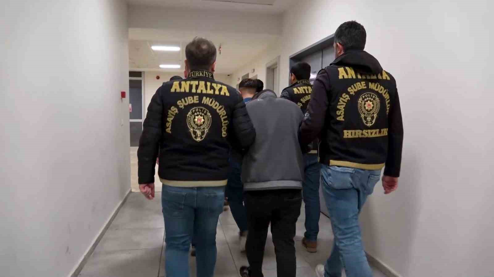 Klimayı çalarken önce kameraya, sonra polise yakalandılar 5 klimayi calarken once kameraya sonra polise yakalandilar 1 AtPWn32i