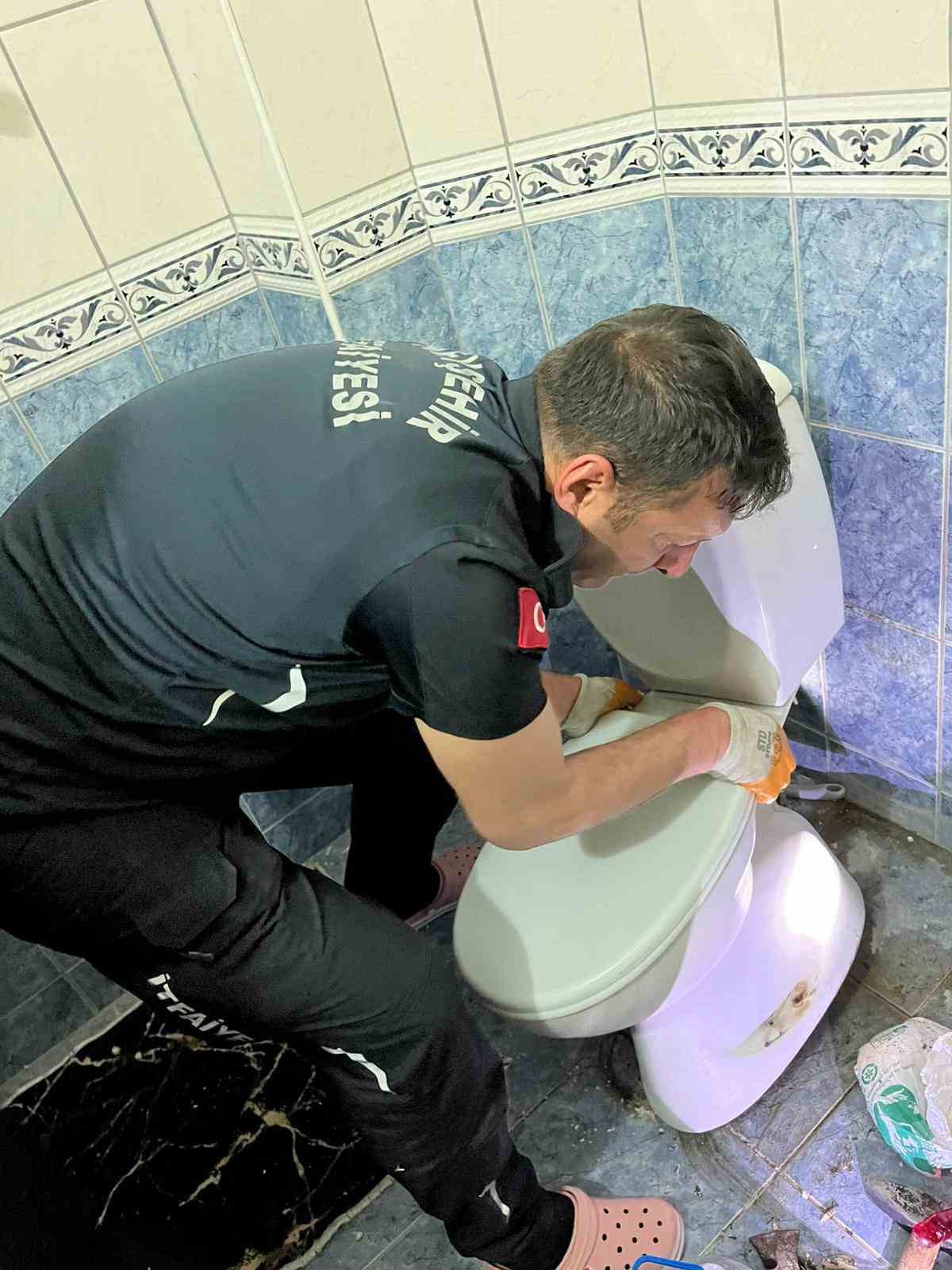 klozete dusen yavru kediyi itfaiye kurtardi 2 F3HlNBsw
