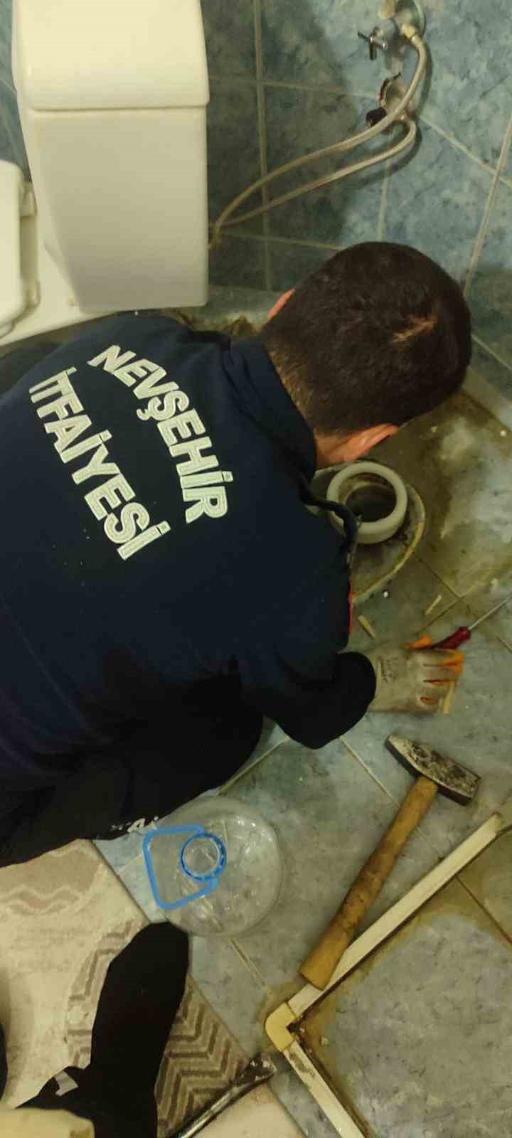 klozete dusen yavru kediyi itfaiye kurtardi 3