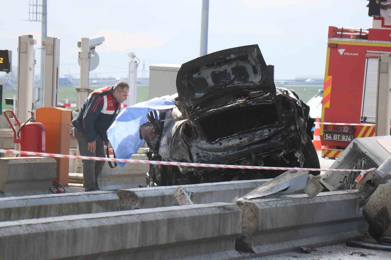 kmoda feci kaza bariyerlere carpti alev aldi surucu olay yerinde hayatini kaybetti 0 vAZQWdLd