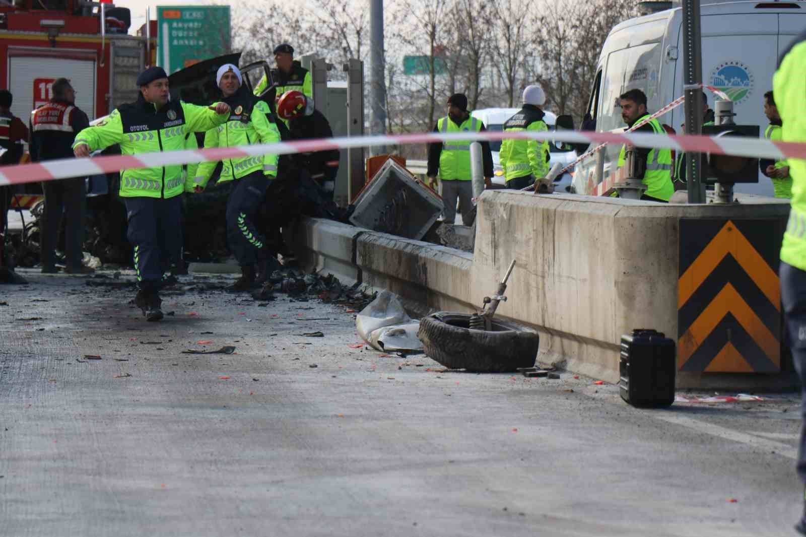 kmoda feci kaza bariyerlere carpti alev aldi surucu olay yerinde hayatini kaybetti 4 BQBvEdng