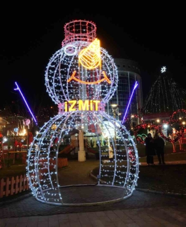 kocaeli-2026ya-coskuyla-girdi-sokaklar-isilti-ve-neseyle-doldu-PxMZPWDJ.jpg