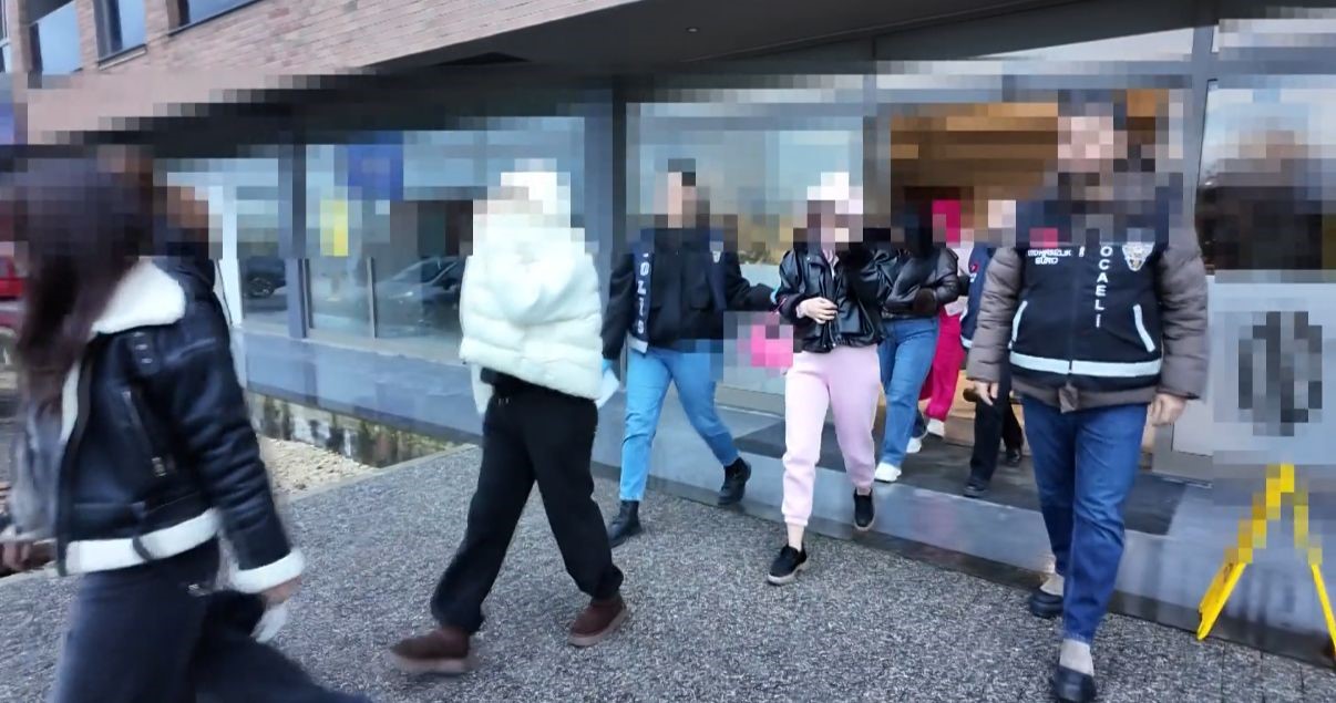 kocaeli merkezli fuhus operasyonunda 12 kisi gozaltina alindi 14 kadin kurtarildi 0 HubrTFiF