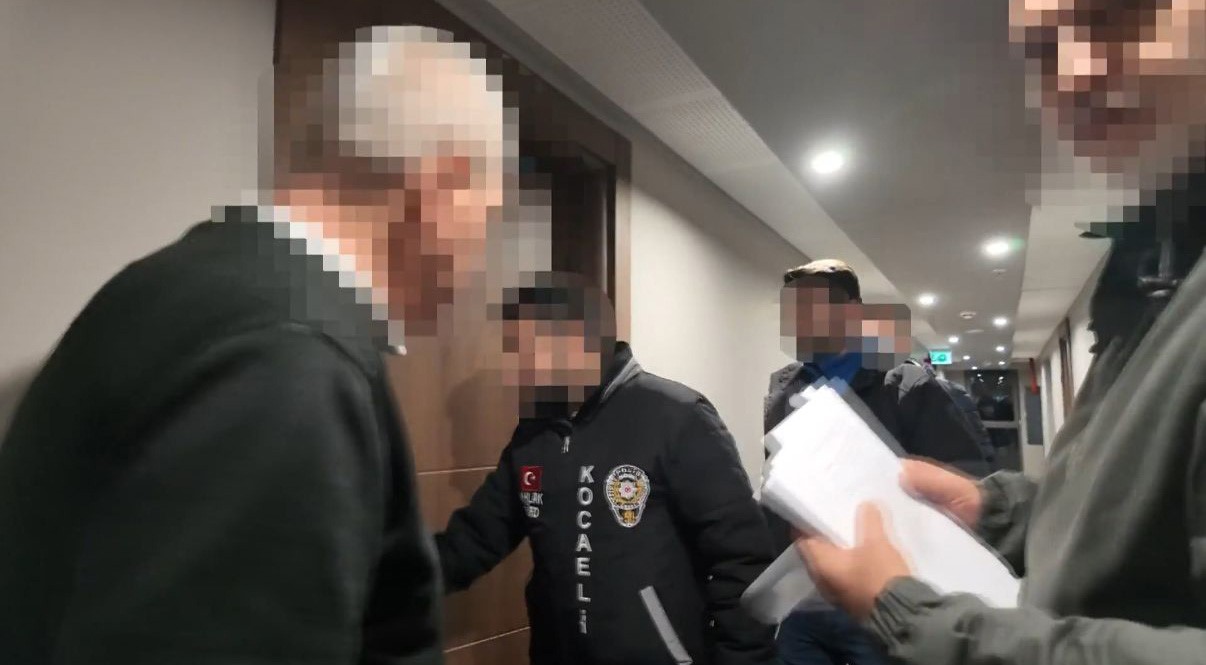 kocaeli merkezli fuhus operasyonunda 12 kisi gozaltina alindi 14 kadin kurtarildi 1 qwvniBny