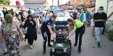 kocaeli-polisinden-losemi-hastasi-minik-halimeye-bayram-surprizi-8m527uLD.jpg