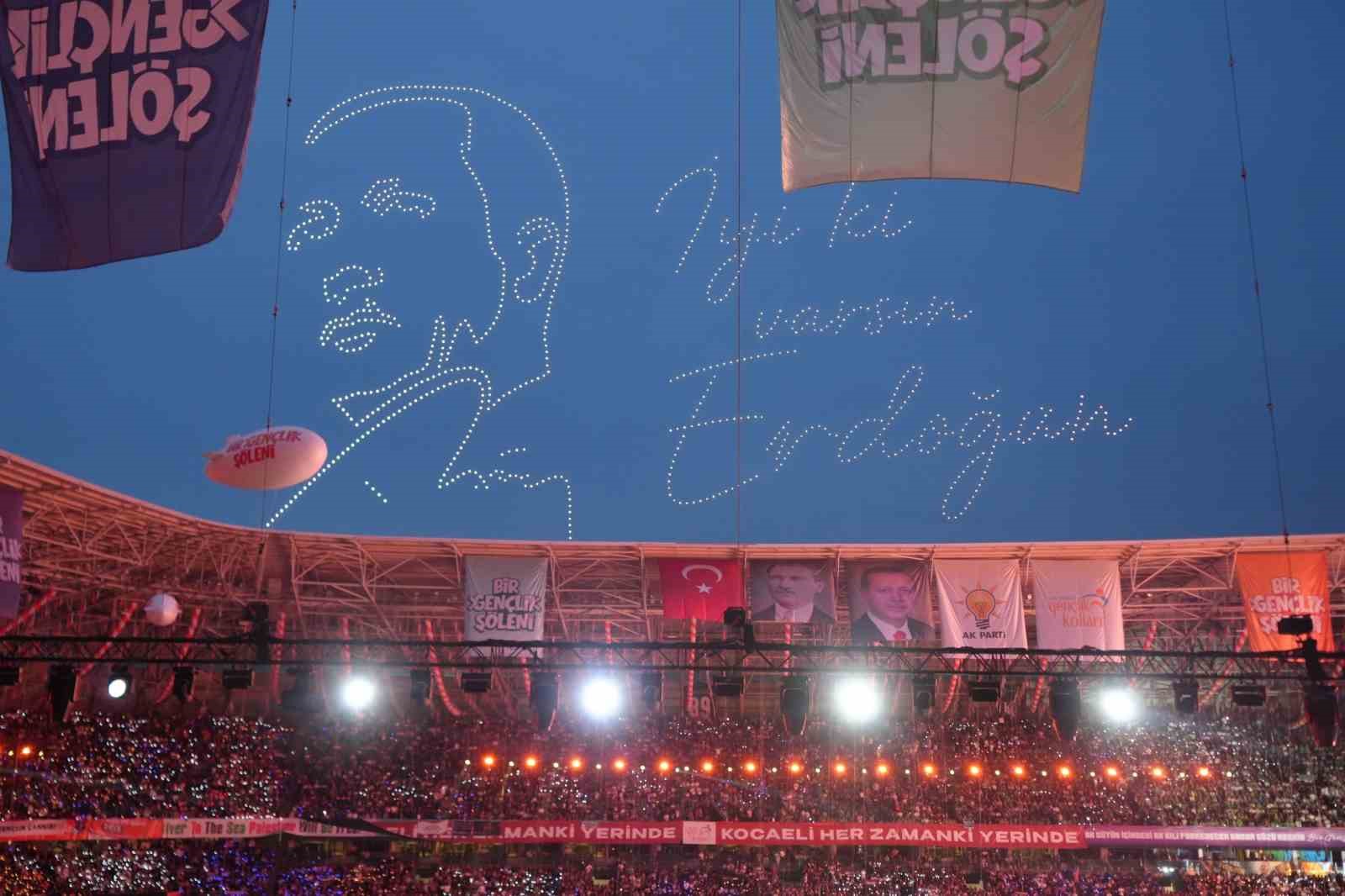 kocaeli semalarinda dronlarla ak parti ve cumhurbaskani erdogan koreografisi 0 rn3qudW9