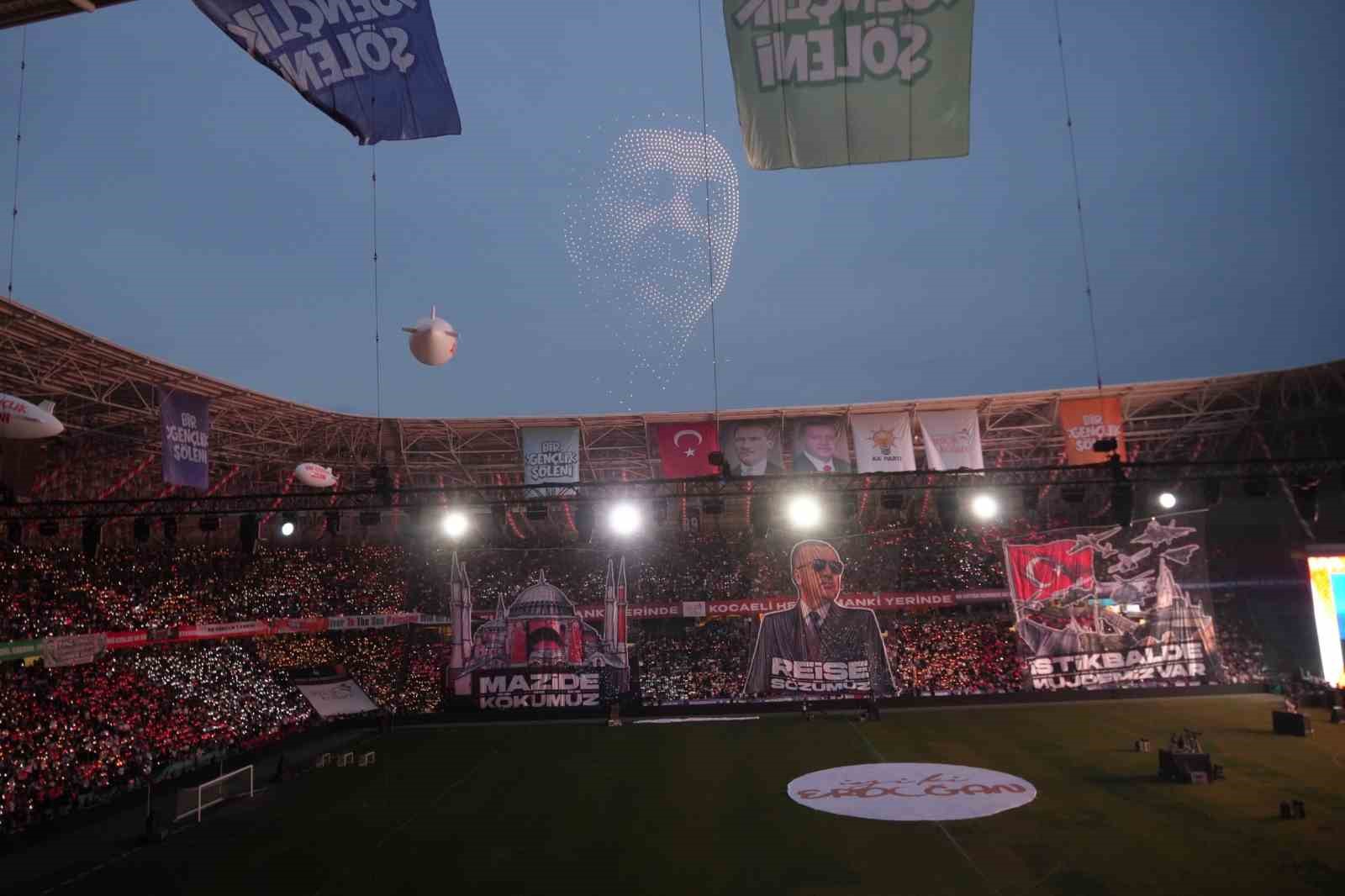 kocaeli semalarinda dronlarla ak parti ve cumhurbaskani erdogan koreografisi 1 T1K64KPJ