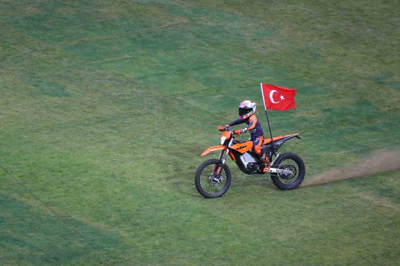 kocaeli stadyumunda zayn sofuoglundan motosiklet sovu 2