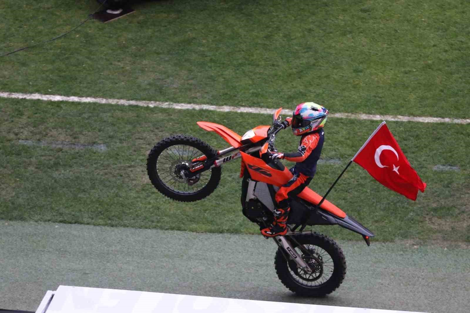 kocaeli stadyumunda zayn sofuoglundan motosiklet sovu 3
