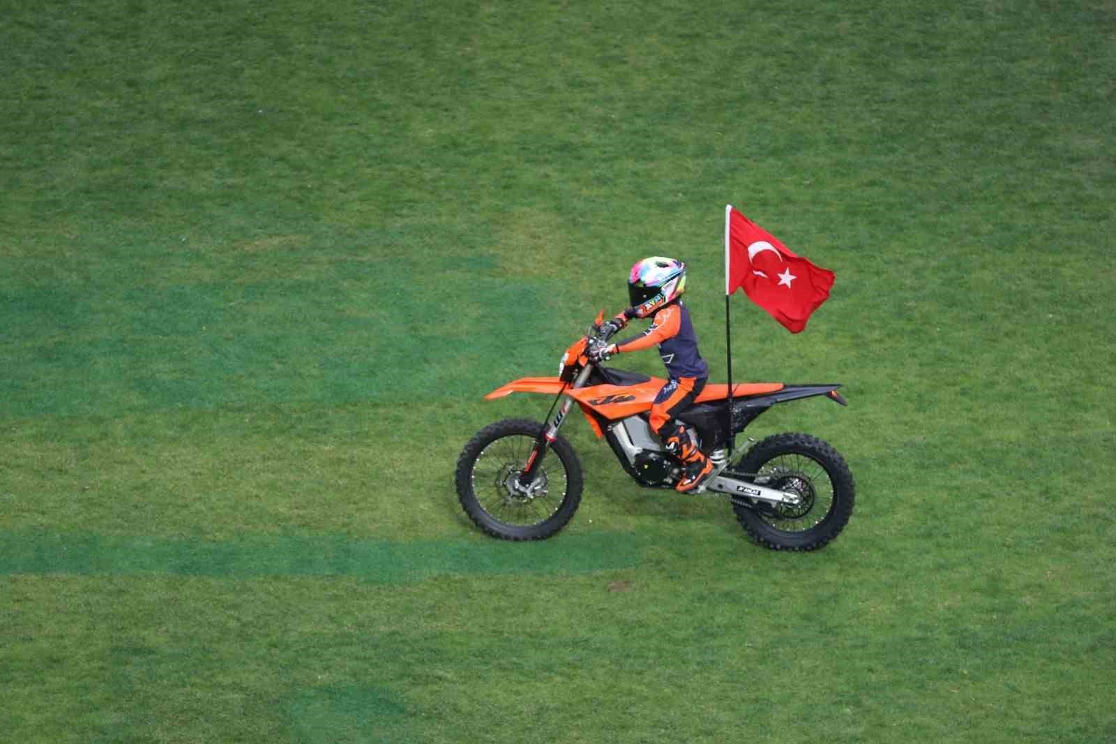 kocaeli stadyumunda zayn sofuoglundan motosiklet sovu 6 UjVuSEK8