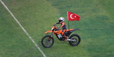 kocaeli-stadyumunda-zayn-sofuoglundan-motosiklet-sovu-m8kmUlEK.jpg