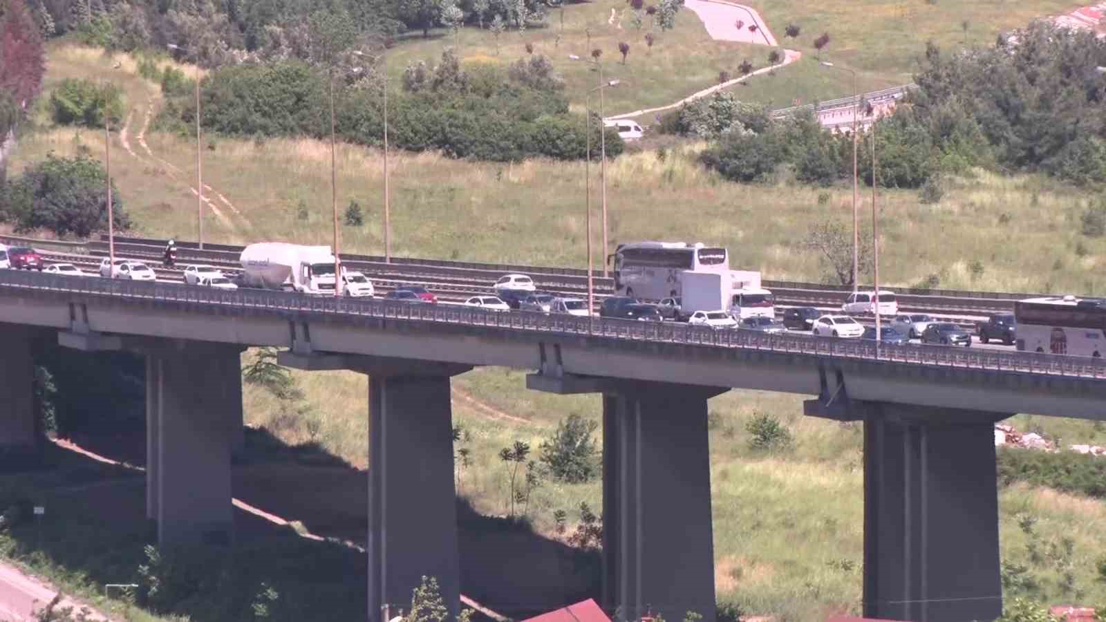 kocaeli tem otoyolunda kilometrelerce arac kuyrugu olustu 2 BIvsrZYG