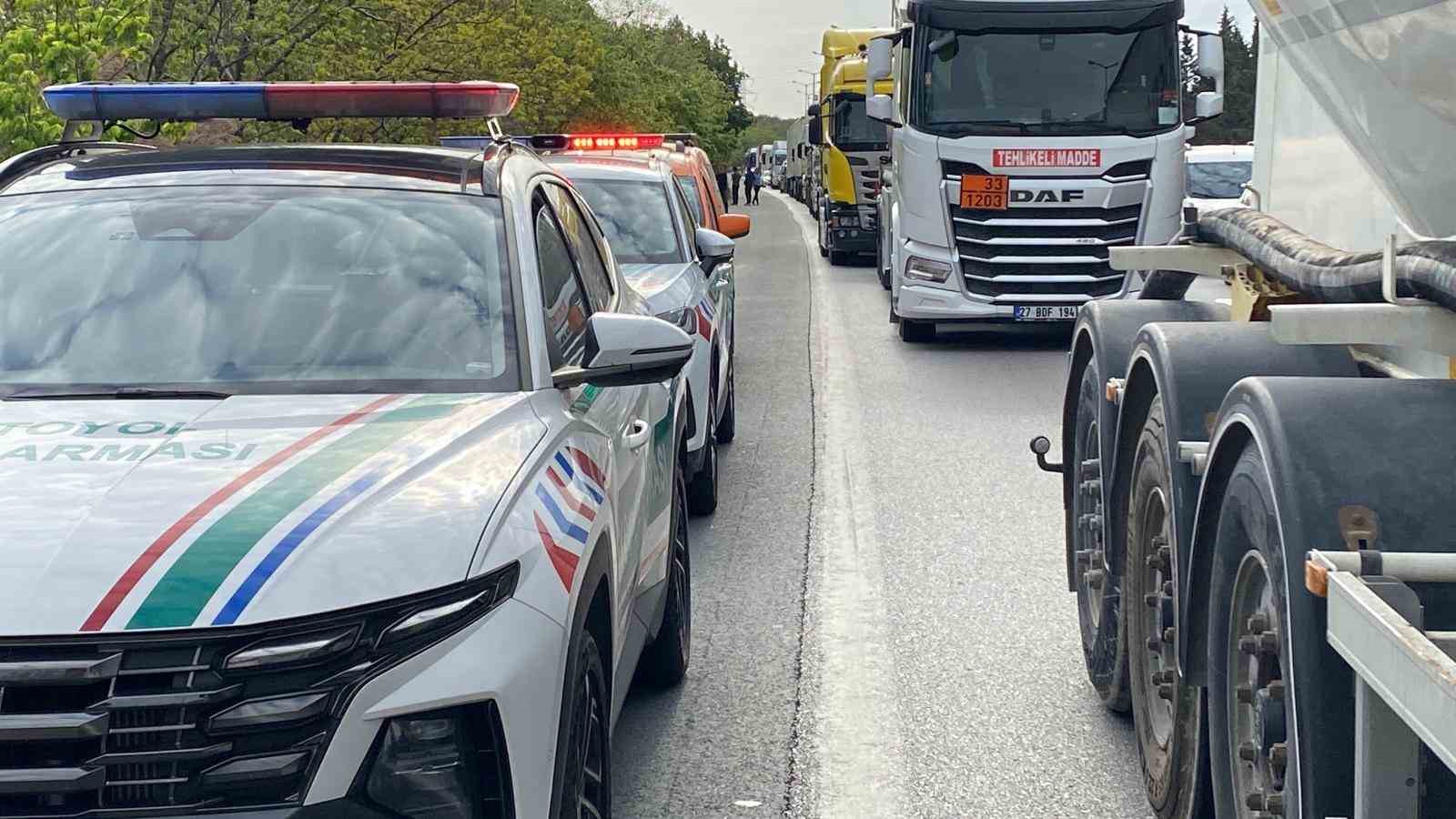 Kocaeli TEM’de 6 tır birbirine girdi: Ankara yönü trafiğe kapandı 5 kocaeli temde 6 tir birbirine girdi ankara yonu trafige kapandi 1 722F2Ztk